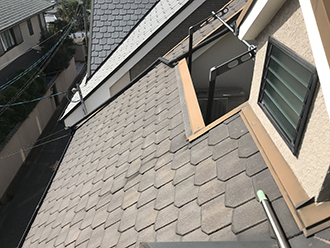 変色し始めたスレート屋根