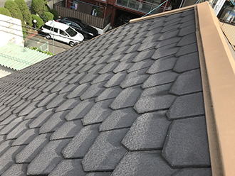 スレート屋根に雨だれの跡があります