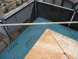 軒先から葺いていく