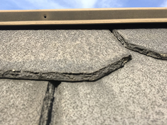 棟板金の釘がなくなっています