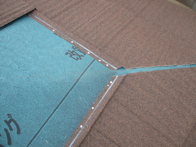 エコグラーニを葺いていきます