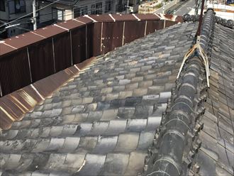 瓦屋根とパラペット