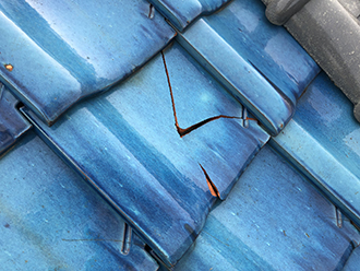 ひびの入った瓦