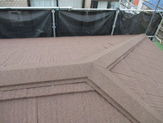 棟板金を納めます