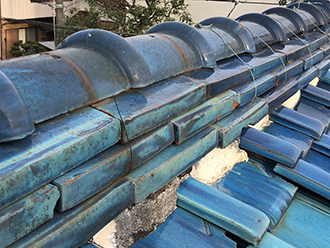 銅線の切れた棟瓦