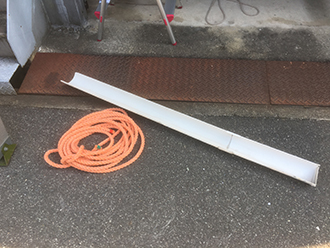 適切なサイズに加工した雨樋
