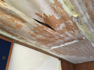 雨漏りによって天井板が傷んでいる