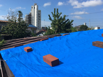 横浜市神奈川区三ツ沢西町で傷んだ金属屋根が強風によって雨漏り