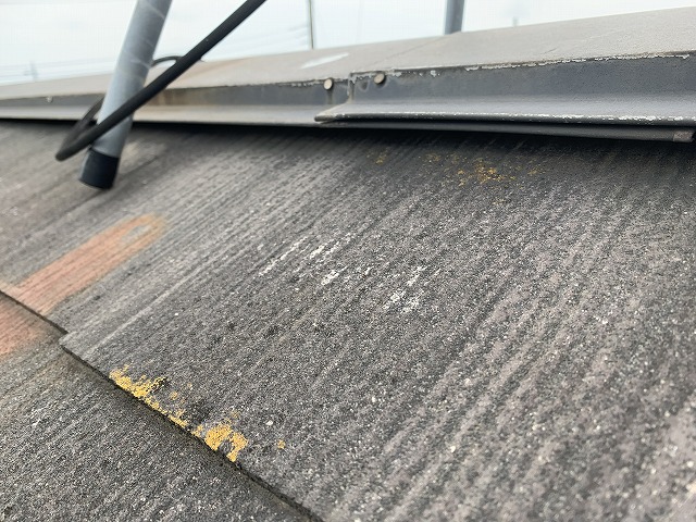 浮き上がっている状態の棟板金