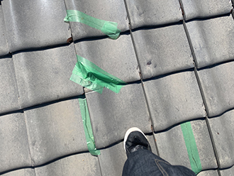 テープで瓦を養生
