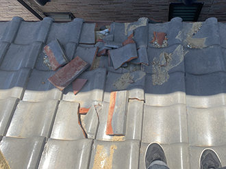 棟が倒壊し割れた瓦が散乱している