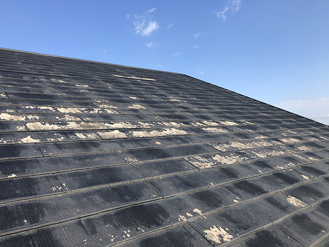 塗装の剥がれたスレート屋根