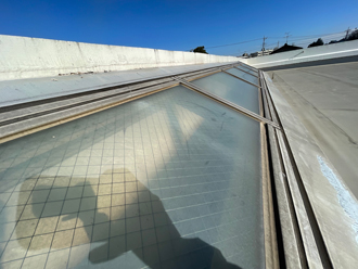 シーリングが多数施されている天窓