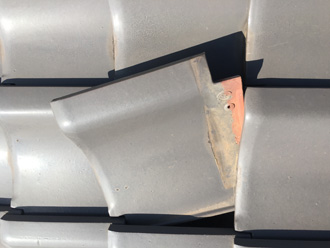 瓦が風によってずれている