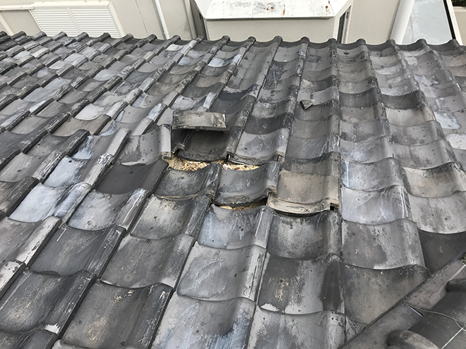 吹田市で築45年の土葺きいぶし瓦の割れ・ズレにより雨漏り発生