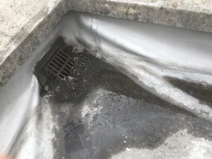 ゴミで詰まったシート防水の排水口