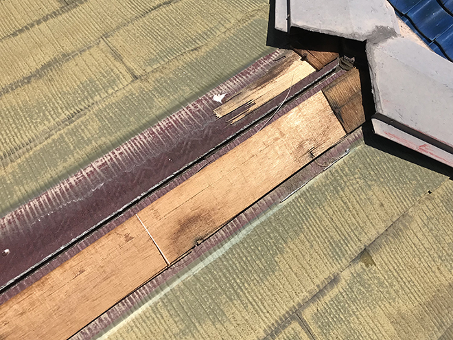 剥がれた棟板金