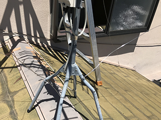 棟板金をガムテープで補強した様子