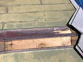 剥がれた棟板金と貫板