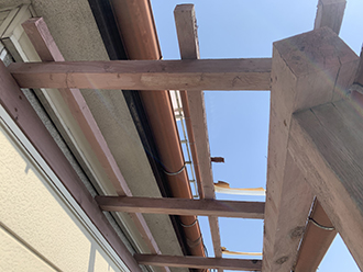 屋根板がなくなった1階ベランダ屋根