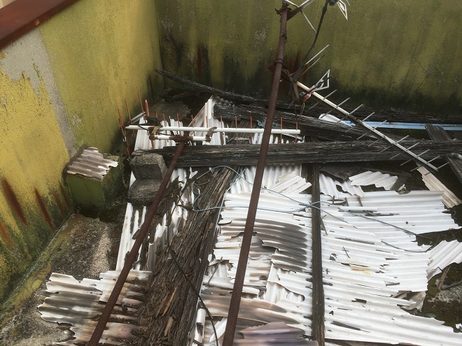 ゴミが山積するバルコニー