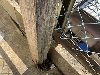 腐食した木製支柱