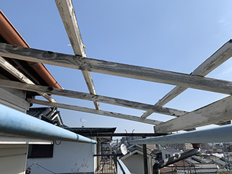 屋根板がなくなった２階ベランダ屋根