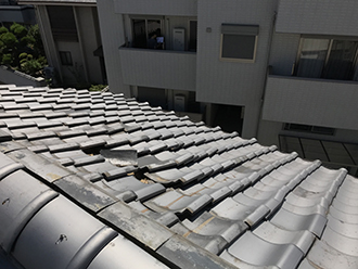 ズレた瓦屋根