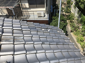 屋根の上に散らばる白い欠片