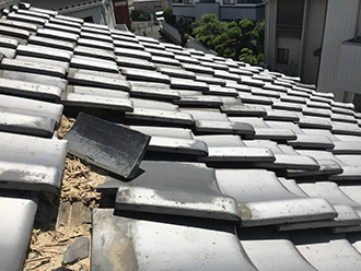 外れた瓦の隙間から見える葺き土