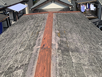 変色しまだらになったスレート