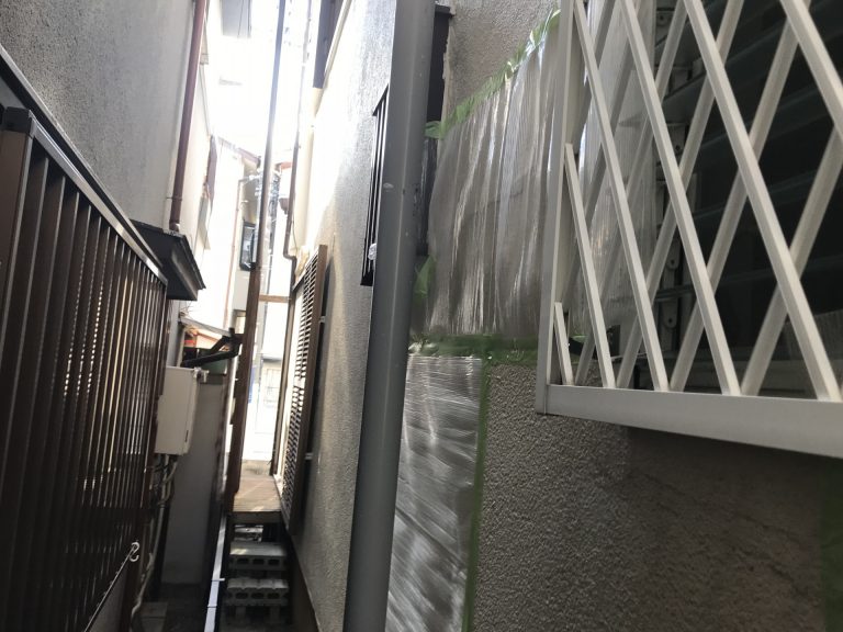 外壁の至る所でクラックが見られます