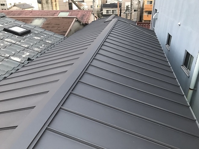 金属屋根の立平葺きが雨漏りに強い理由とは？｜吹田市南正雀