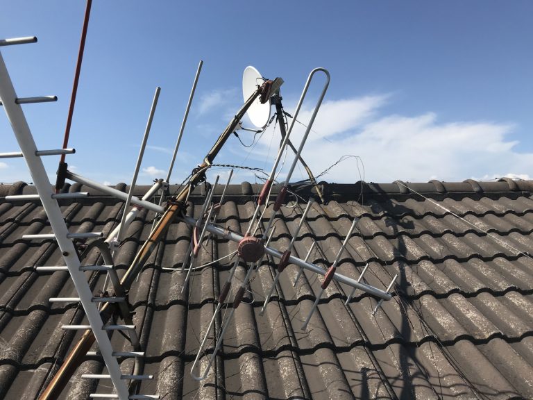 モニエル瓦屋根の強風により倒れたテレビアンテナ