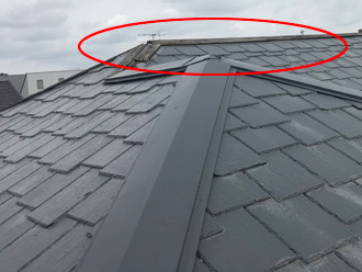 大棟部分の棟板金が飛散している