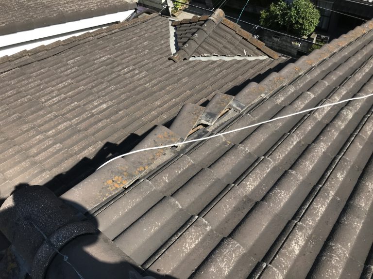 数枚の外れているモニエル瓦