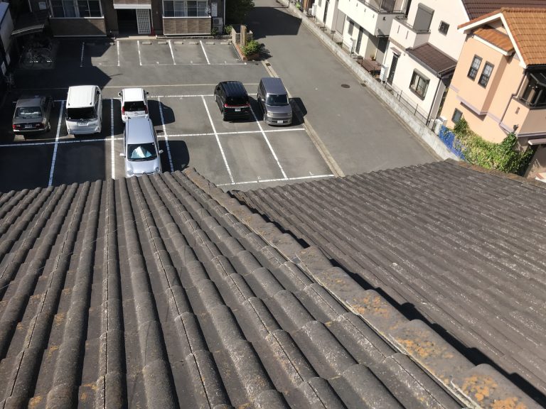 ところどころに苔の生えたモニエル瓦