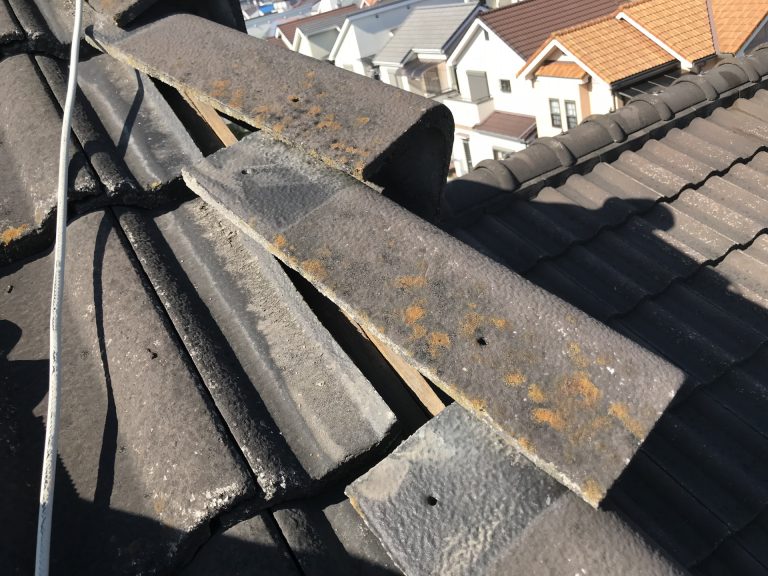 釘が抜け外れたモニエル瓦