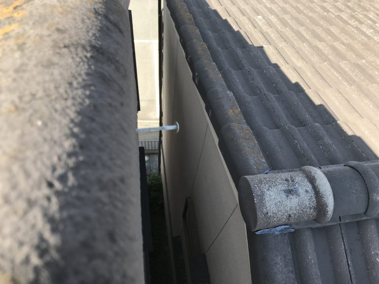 棟部分の釘が浮いているモニエル瓦