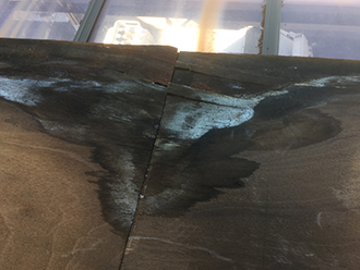 吹田市原町で板金が剥がれた事務所のベランダ庇を点検、雨漏りの危険性も