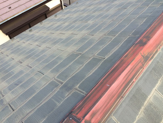 塗膜が劣化したスレート屋根の変色