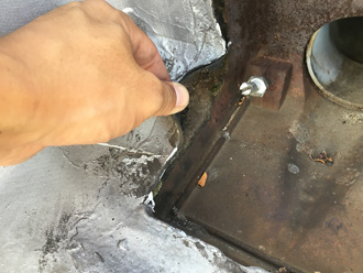 排水口付近のシートが剥がれている