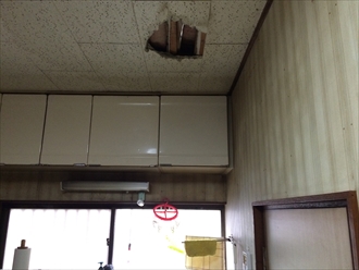 台所の天井が剥がれ落ちています