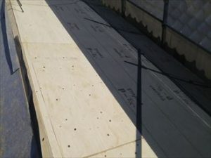 軒先から防水紙を敷設