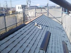 貫板の上から棟板金を設置