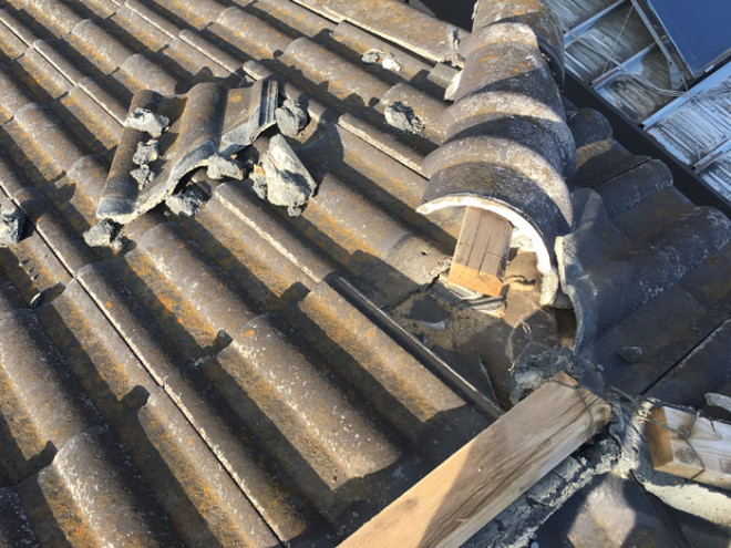 横浜市磯子区中原でセメント瓦の棟瓦が強風によって飛散し雨漏り