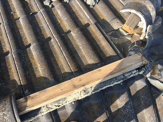 瓦が完全にはずれて貫板が見えている