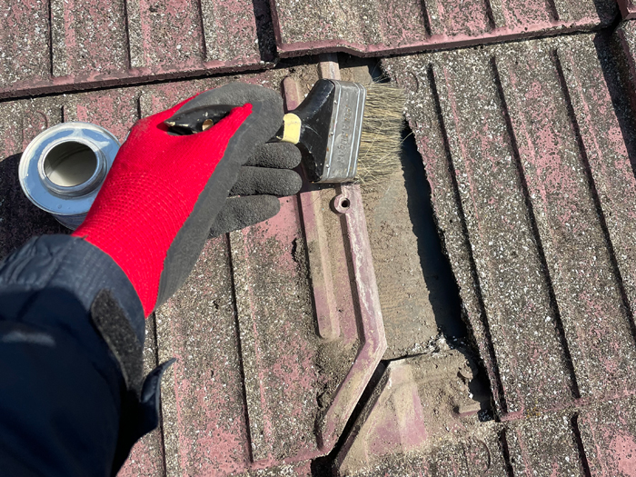 大田区南千束で発生した雨漏りの原因とは？モニエル瓦の割れ補修による対策事例