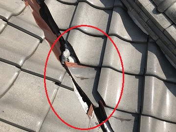 谷板金に挟まった瓦片
