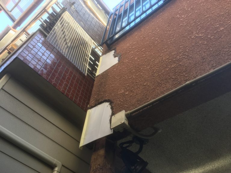 スタッコによるモルタル外壁が剥がれています